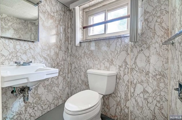 683 Teneyck Ave, Lyndhurst NJ 07071-2824 exterior