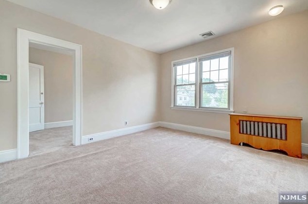 683 Teneyck Ave, Lyndhurst NJ 07071-2824 exterior