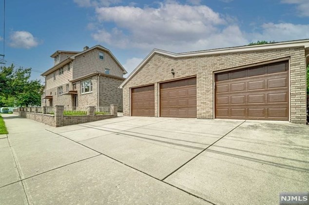 683 Teneyck Ave, Lyndhurst NJ 07071-2824 exterior