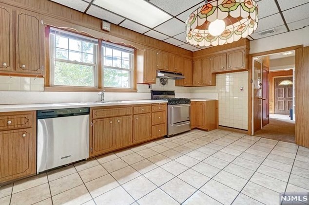 683 Teneyck Ave, Lyndhurst NJ 07071-2824 exterior