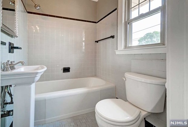 683 Teneyck Ave, Lyndhurst NJ 07071-2824 exterior