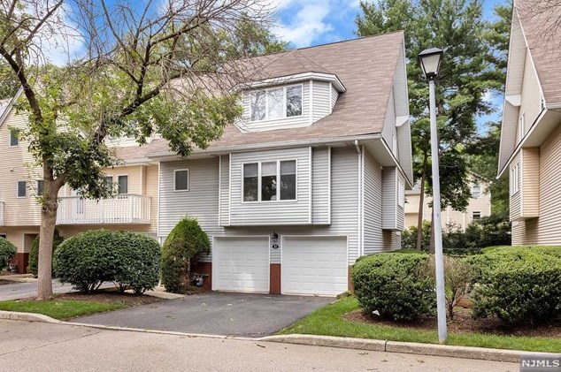 11 Iris Cir, Ridgewood, NJ 07452