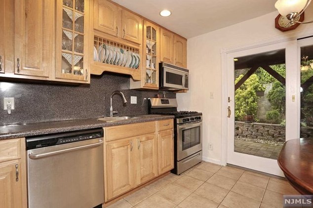 22 Mtn Ave, Westwood NJ 07676-5002 exterior