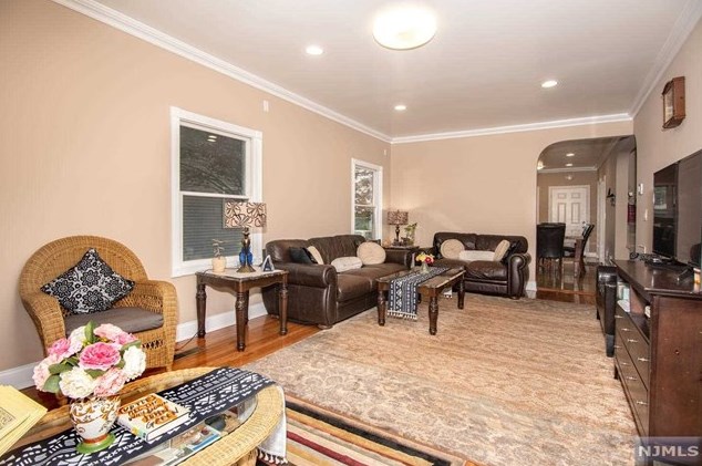 13 Willow St, Elmwood Park, NJ 07407-1837