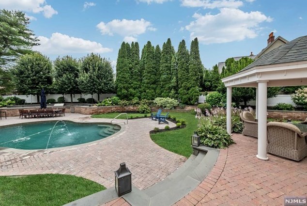 220 E Allendale Ave, Allendale, NJ 07401