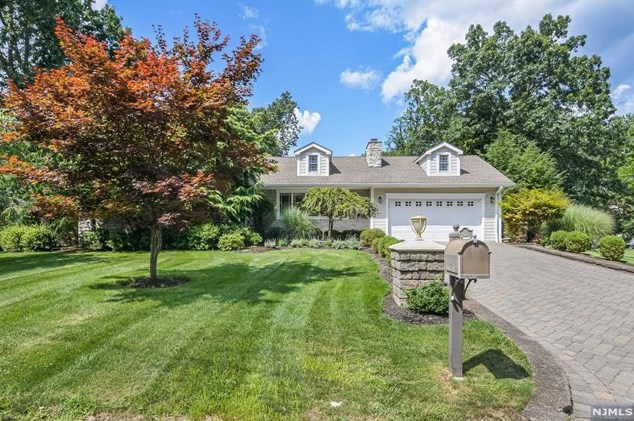 10 Maple Hill Dr, Westwood, NJ 07677-7851