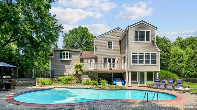 5 Oakwood Rd, Allendale, NJ 07401