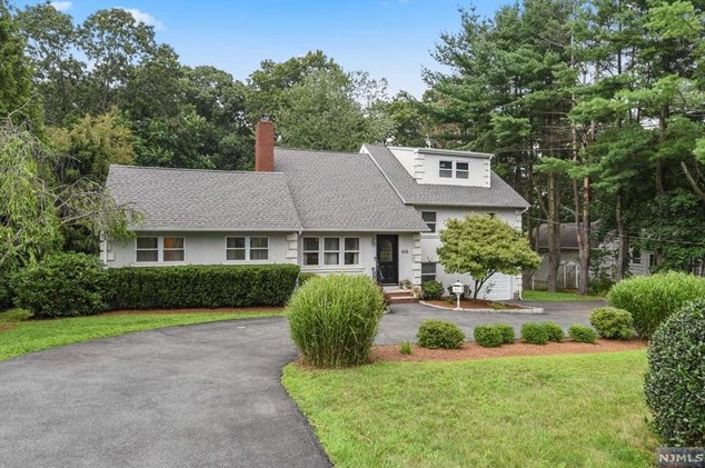 102 Mary Ann Ln, Wyckoff, NJ 07481-3136