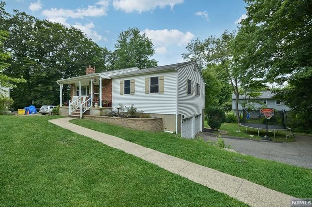 42 Larchmont Dr, West Milford, NJ 07421