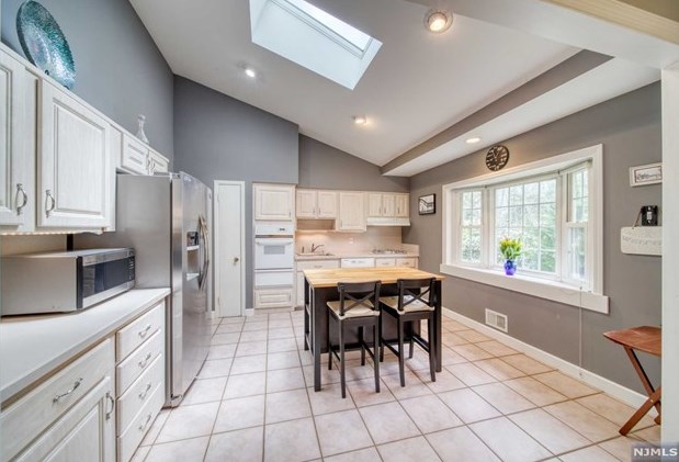 225 Doxey Dr, Park Ridge, NJ 07656