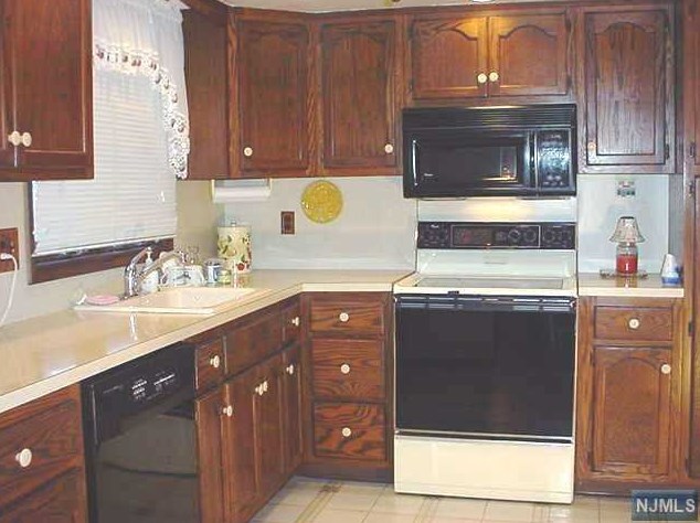 5 Spruce St, Elmwood Park, NJ 07407