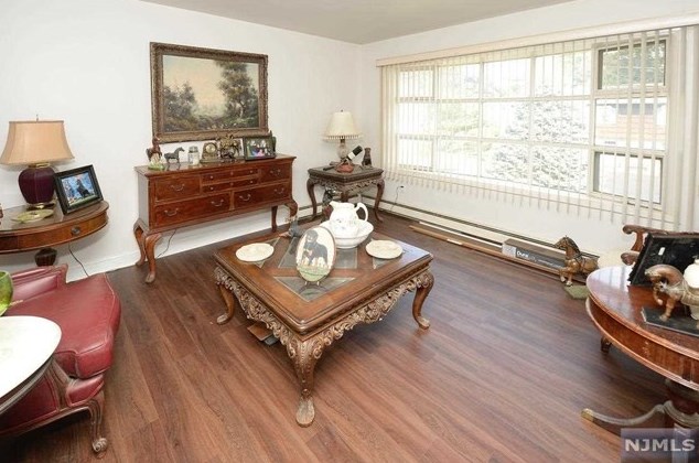40 1st St, Emerson, NJ 07630-2171