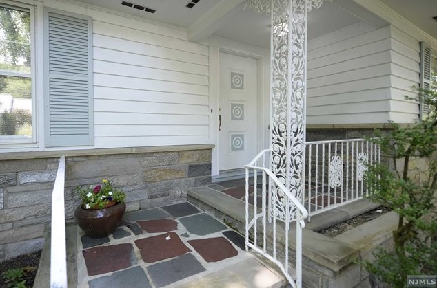 976 E Glen Ave, Ridgewood, NJ 07450
