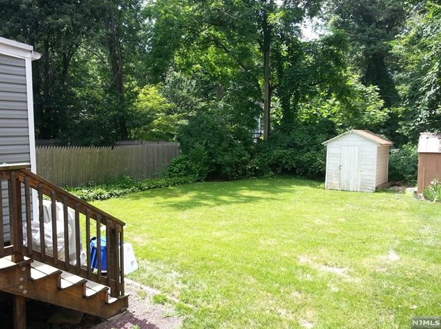 38 Park Dr, Oakland, NJ 07436