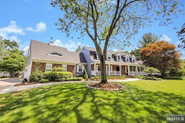 979 Lily Pond Ln, Franklin Lakes, NJ 07417
