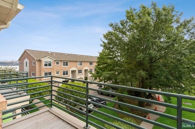 19 Grand Cove Way, Edgewater, NJ 07020