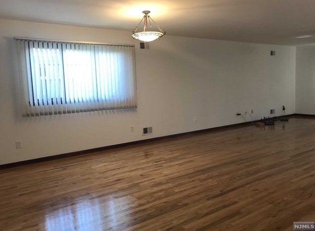 821 6th St, Secaucus, NJ 07094