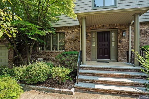 277 Purdue Ct, Paramus, NJ 07652
