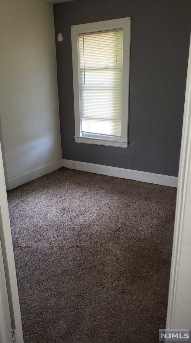 81 Charles St, Lodi, NJ 07644