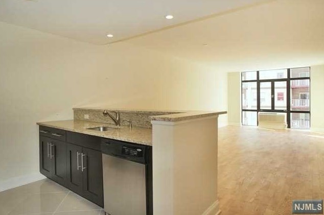 29 1st St #706, Hackensack, NJ 07601
