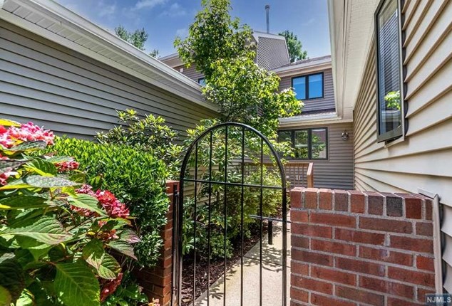 33 Niagara Dr, Mahwah, NJ 07430