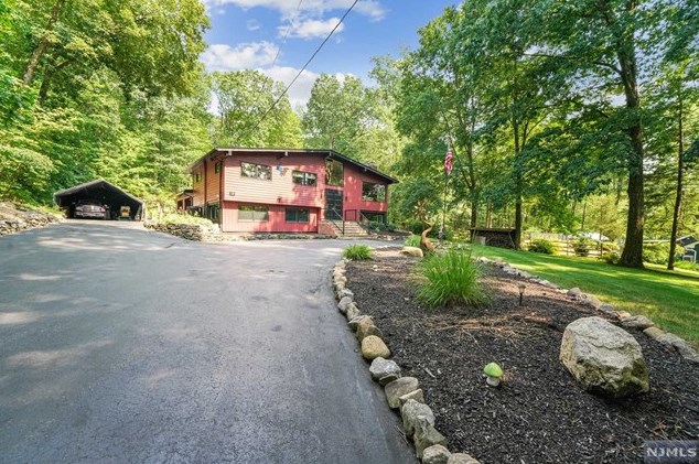 118 Skyline Dr, Oakland, NJ 07436