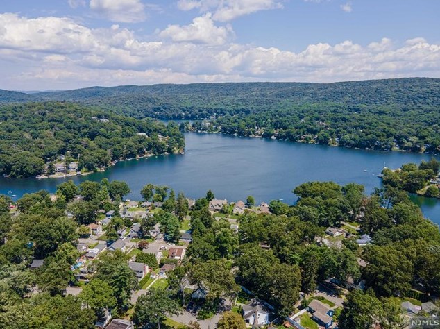 32 Orchard Rd, Skyline Lakes, NJ 07456