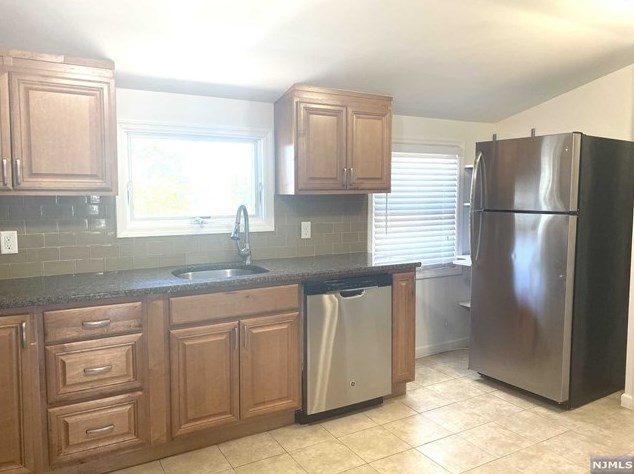 21 Stuyvesant Ave, Lyndhurst NJ  07071-1016 exterior