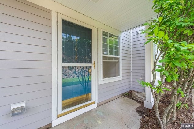 1018 Crown Ct, Mahwah, NJ 07430