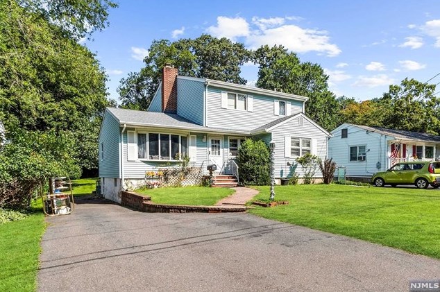 107 Hiawatha Blvd, Oakland, NJ 07436