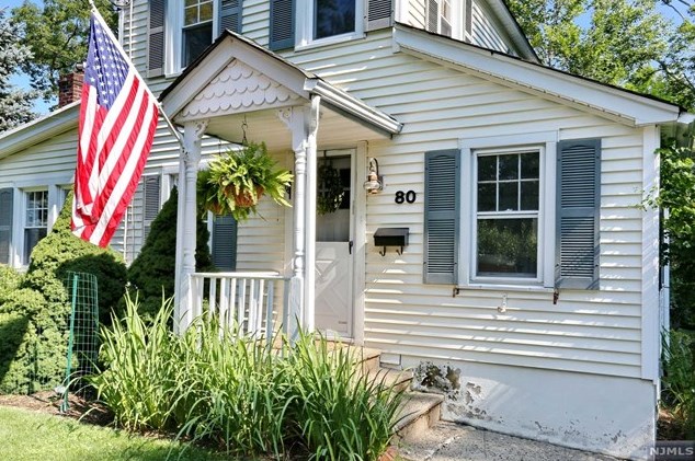 80 Brookside Ave, Allendale, NJ 07401