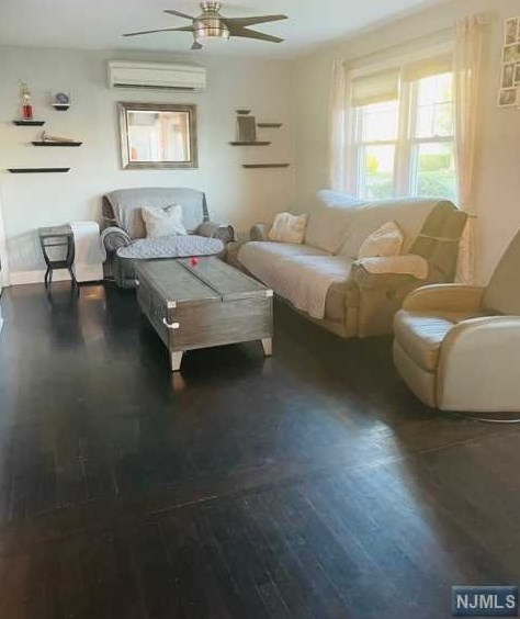 31 Echo Pl, Elmwood Park, NJ 07407-2401