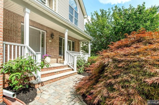 11 Hope St, Montvale, NJ 07645-1342