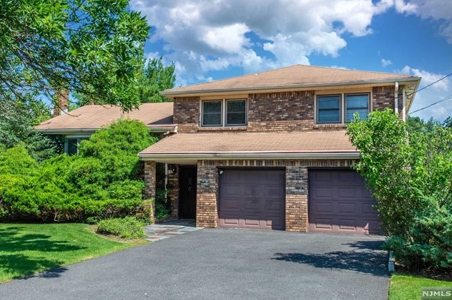 136 Merritt Dr, Oradell, NJ 07649