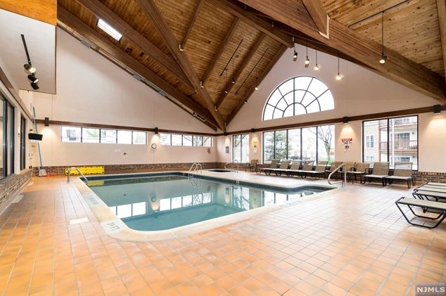 257 Village Circle Dr, West Fort Lee NJ 07024-2109 exterior