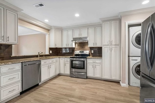 257 Village Circle Dr, West Fort Lee NJ 07024-2109 exterior