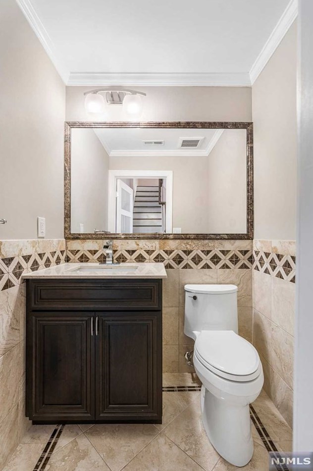 257 Village Circle Dr, West Fort Lee NJ 07024-2109 exterior