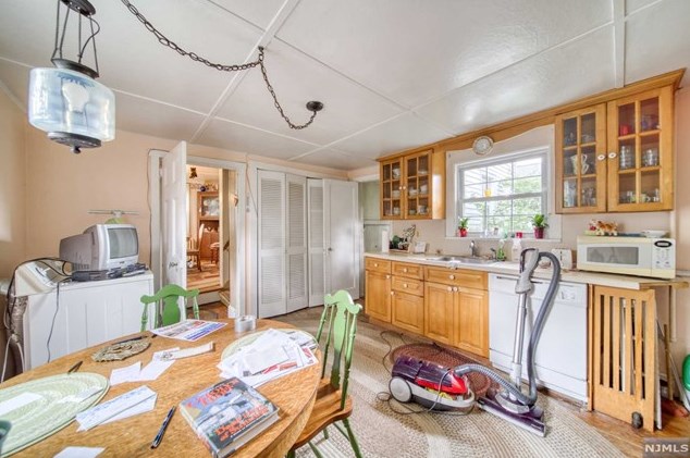 975 River Rd, N Milford, NJ 07646