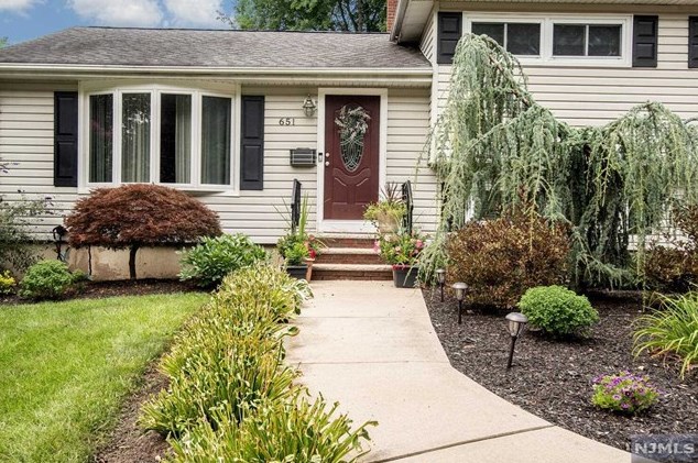 651 Pascack Rd, Paramus, NJ 07652-4243