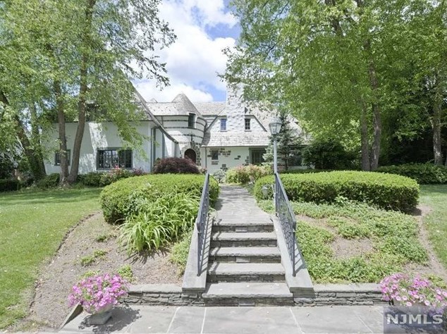15 Hollis Dr, Ho Ho Kus, NJ 07423