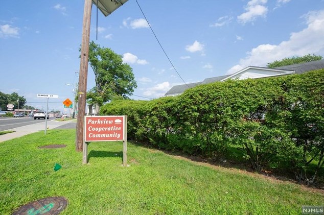 34 Elmwood Ct, Elmwood Park NJ  07407-1727 exterior