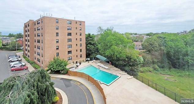 2348 Linwood Ave, West Fort Lee NJ 07024-3869 exterior