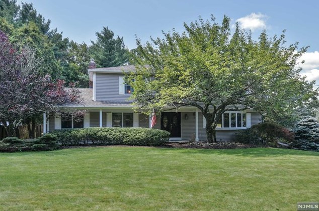 118 Chuckanutt Dr, Oakland, NJ 07436