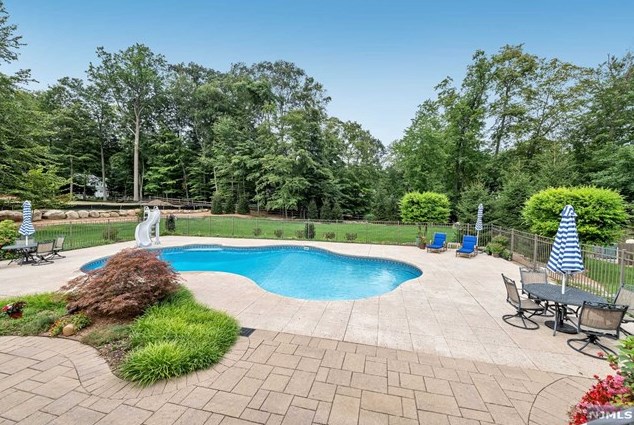 18 Oakwood Rd, Allendale, NJ 07401