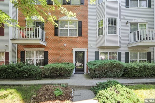 2078 Drake Ct, Mahwah, NJ 07430