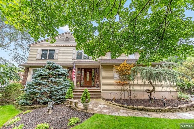 50 Burkhardt Ln, Harrington Park, NJ 07640