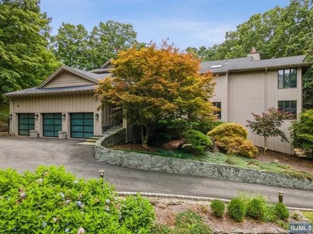 845 Huron Rd, Franklin Lakes, NJ 07417