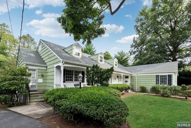 647 Wishing Well Rd, Wyckoff, NJ 07481