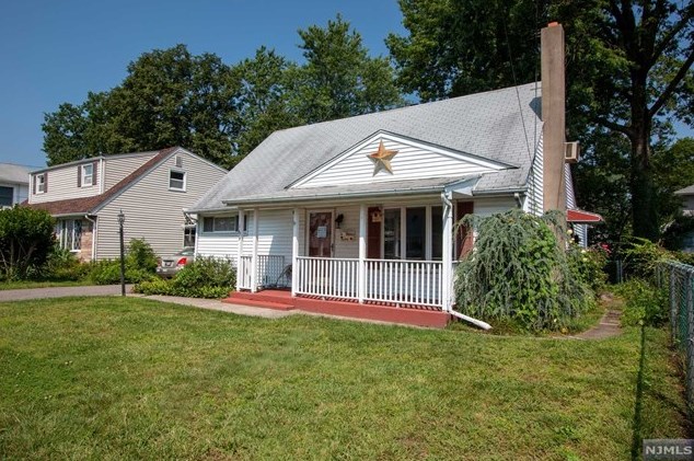 169 Alberta Dr, Saddle Brook, NJ 07663
