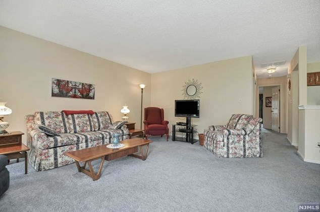56 Fromm Ct, Mahwah, NJ 07430